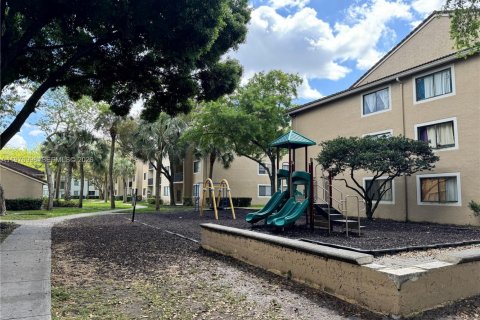 Condo in Coral Springs, Florida, 2 bedrooms  № 2041004 - photo 21