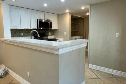 Condo in Coral Springs, Florida, 2 bedrooms  № 2041004 - photo 24