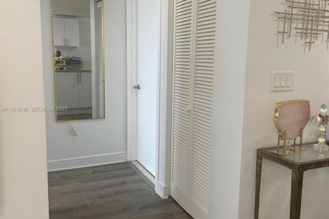 Снять в аренду кондоминиум в Майами, Флорида 1 спальня, 73.3м2, № 1983725 - фото 24