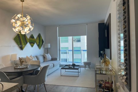 Снять в аренду кондоминиум в Майами, Флорида 1 спальня, 73.3м2, № 1983725 - фото 1
