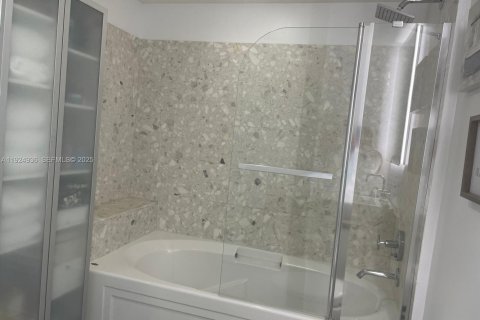 Снять в аренду кондоминиум в Майами, Флорида 1 спальня, 73.3м2, № 1983725 - фото 17