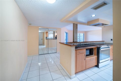 Condo in Coral Springs, Florida, 2 bedrooms  № 1940492 - photo 6