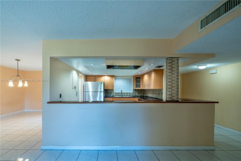 Condo in Coral Springs, Florida, 2 bedrooms  № 1940492 - photo 15