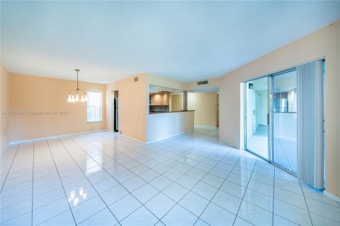 Condo in Coral Springs, Florida, 2 bedrooms  № 1940492 - photo 3