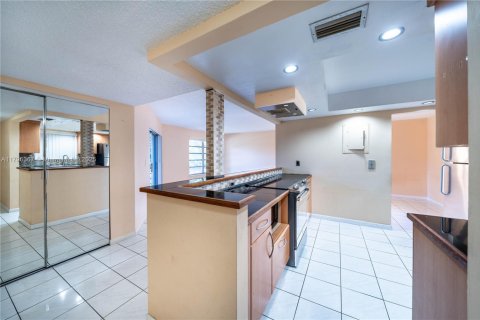Condo in Coral Springs, Florida, 2 bedrooms  № 1940492 - photo 7