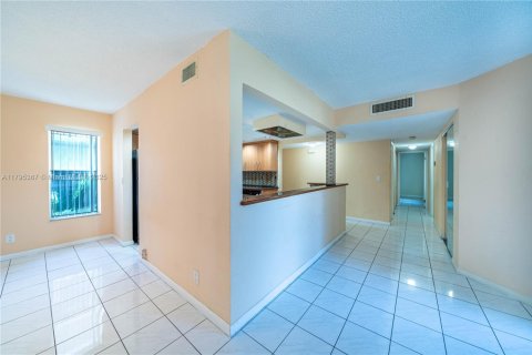 Condo in Coral Springs, Florida, 2 bedrooms  № 1940492 - photo 4