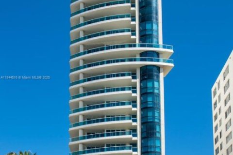 Снять в аренду кондоминиум в Майами-Бич, Флорида 2 спальни, 173.73м2, № 1940281 - фото 1