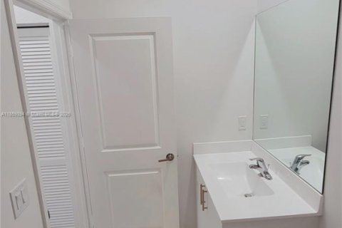 Townhouse in Coral Springs, Florida 4 bedrooms, 157.19 sq.m. № 1887946 - photo 18