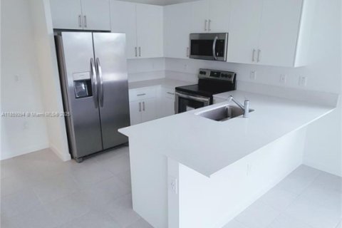 Townhouse in Coral Springs, Florida 4 bedrooms, 157.19 sq.m. № 1887946 - photo 3