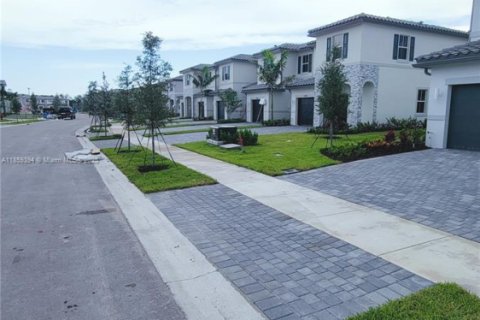 Townhouse in Coral Springs, Florida 4 bedrooms, 157.19 sq.m. № 1887946 - photo 2
