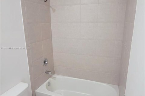 Townhouse in Coral Springs, Florida 4 bedrooms, 157.19 sq.m. № 1887946 - photo 13