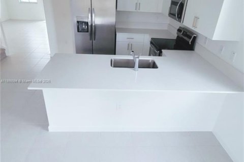 Townhouse in Coral Springs, Florida 4 bedrooms, 157.19 sq.m. № 1887946 - photo 4
