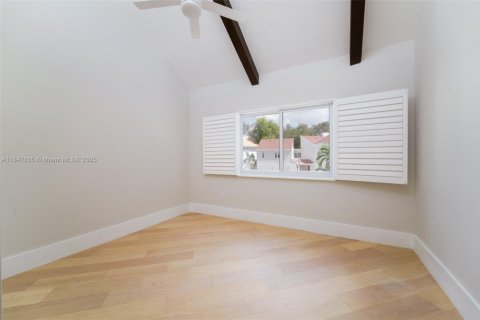House in Miami, Florida 5 bedrooms, 356.74 sq.m. № 1877620 - photo 28
