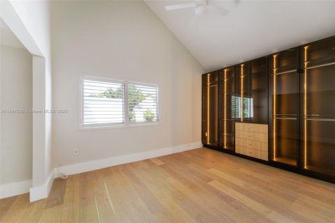 House in Miami, Florida 5 bedrooms, 356.74 sq.m. № 1877620 - photo 25