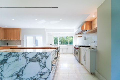 House in Miami, Florida 5 bedrooms, 356.74 sq.m. № 1877620 - photo 12
