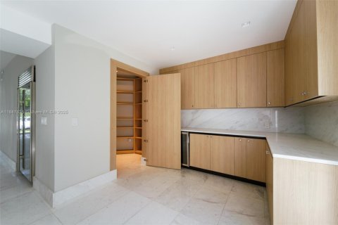 House in Miami, Florida 5 bedrooms, 356.74 sq.m. № 1877620 - photo 13
