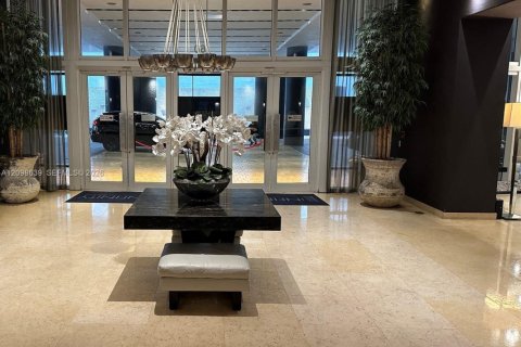 Condo in Miami, Florida, 2 bedrooms  № 2399681 - photo 2