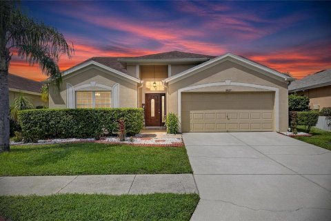House in Wesley Chapel, Florida 3 bedrooms, 139.82 sq.m. № 2349447 - photo 2
