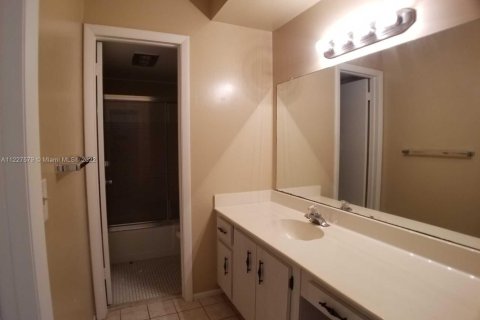 Condo in Lake Worth, Florida, 1 bedroom  № 1937733 - photo 17