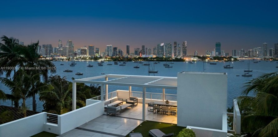 House in Miami Beach, Florida 6 bedrooms, 544.69 sq.m. № 1952650