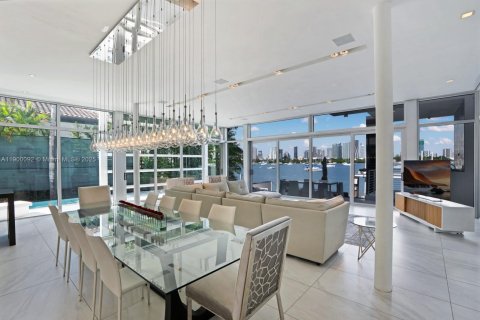 House in Miami Beach, Florida 6 bedrooms, 544.69 sq.m. № 1952650 - photo 23