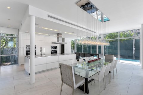 House in Miami Beach, Florida 6 bedrooms, 544.69 sq.m. № 1952650 - photo 27
