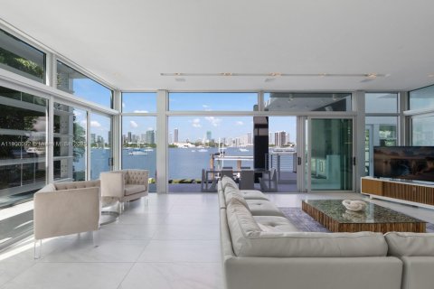 House in Miami Beach, Florida 6 bedrooms, 544.69 sq.m. № 1952650 - photo 24