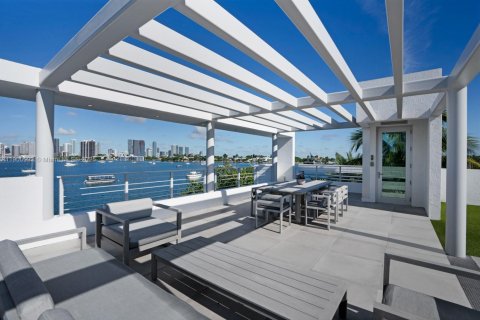 House in Miami Beach, Florida 6 bedrooms, 544.69 sq.m. № 1952650 - photo 17