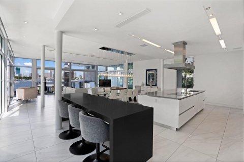 House in Miami Beach, Florida 6 bedrooms, 544.69 sq.m. № 1952650 - photo 18