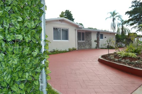 Casa en venta en Cutler Bay, Florida, 3 dormitorios, 144.46 m2 № 2045006 - foto 2