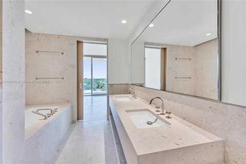 Copropriété à vendre à Surfside, Floride: 3 chambres, 303.33 m2 № 1950754 - photo 12
