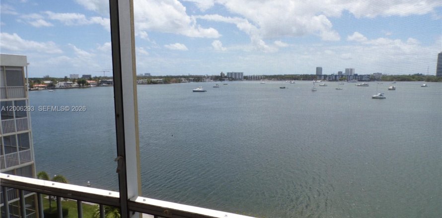 Кондоминиум с 1 спальней в Авентура, Флорида № 2069452