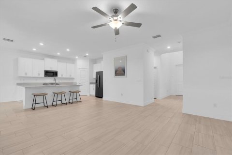 House in New Port Richey, Florida 4 bedrooms, 216.83 sq.m. № 2396002 - photo 7