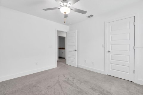 House in New Port Richey, Florida 4 bedrooms, 216.83 sq.m. № 2396002 - photo 27