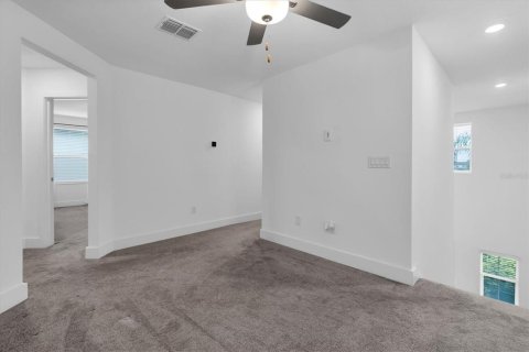 House in New Port Richey, Florida 4 bedrooms, 216.83 sq.m. № 2396002 - photo 18