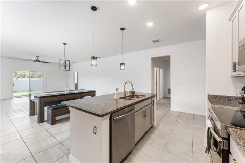 Villa ou maison à vendre à Sorrento, Floride: 4 chambres, 205.31 m2 № 1673044 - photo 3