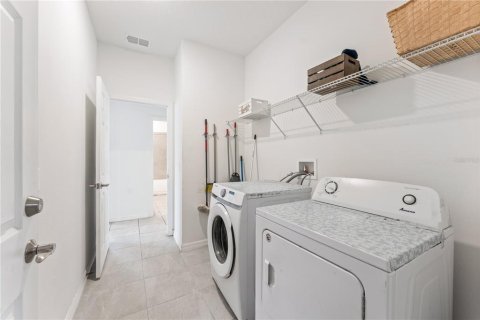 Villa ou maison à vendre à Sorrento, Floride: 4 chambres, 205.31 m2 № 1673044 - photo 15