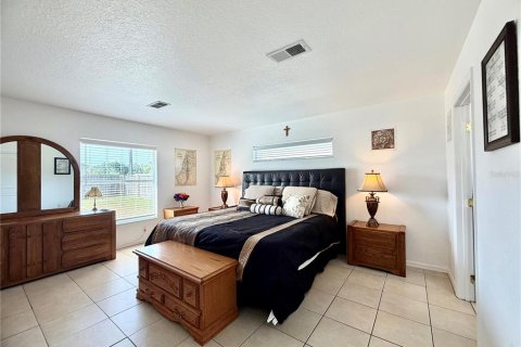 House in Ocala, Florida 4 bedrooms, 152.64 sq.m. № 2400972 - photo 5