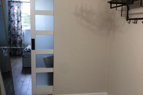 Снять в аренду кондоминиум в Халландейл-Бич, Флорида 2 спальни, 87.79м2, № 1949466 - фото 13