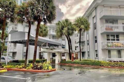 Снять в аренду кондоминиум в Халландейл-Бич, Флорида 2 спальни, 87.79м2, № 1949466 - фото 9