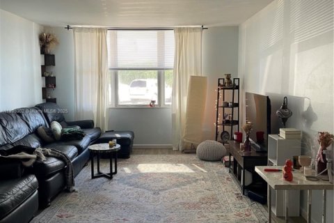 Снять в аренду кондоминиум в Халландейл-Бич, Флорида 2 спальни, 87.79м2, № 1949466 - фото 26