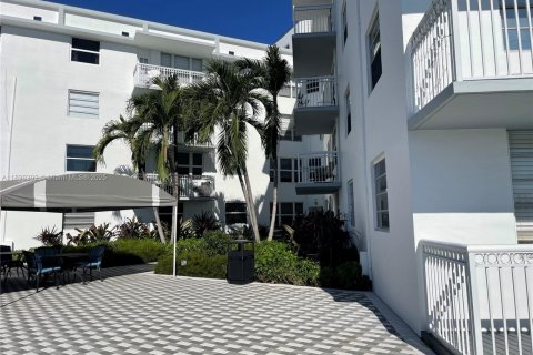 Снять в аренду кондоминиум в Халландейл-Бич, Флорида 2 спальни, 87.79м2, № 1949466 - фото 23