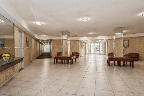 Снять в аренду кондоминиум в Халландейл-Бич, Флорида 2 спальни, 87.79м2, № 1949466 - фото 7