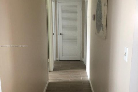 Снять в аренду кондоминиум в Халландейл-Бич, Флорида 2 спальни, 87.79м2, № 1949466 - фото 18