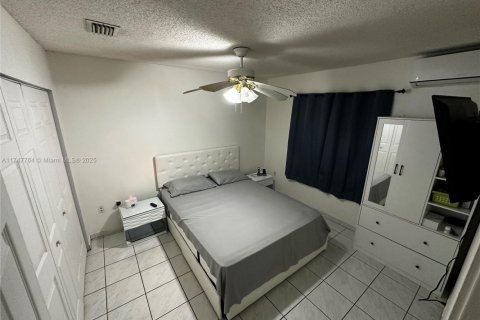 House in Hialeah Gardens, Florida 3 bedrooms, 130.25 sq.m. № 1692546 - photo 12