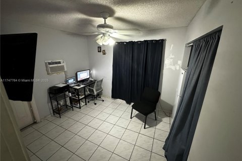 House in Hialeah Gardens, Florida 3 bedrooms, 130.25 sq.m. № 1692546 - photo 14