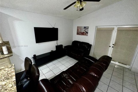 House in Hialeah Gardens, Florida 3 bedrooms, 130.25 sq.m. № 1692546 - photo 9