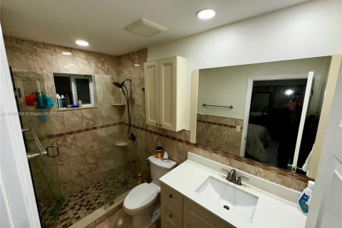House in Hialeah Gardens, Florida 3 bedrooms, 130.25 sq.m. № 1692546 - photo 11