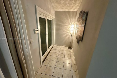House in Hialeah Gardens, Florida 3 bedrooms, 130.25 sq.m. № 1692546 - photo 2