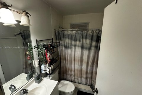 House in Hialeah Gardens, Florida 3 bedrooms, 130.25 sq.m. № 1692546 - photo 13